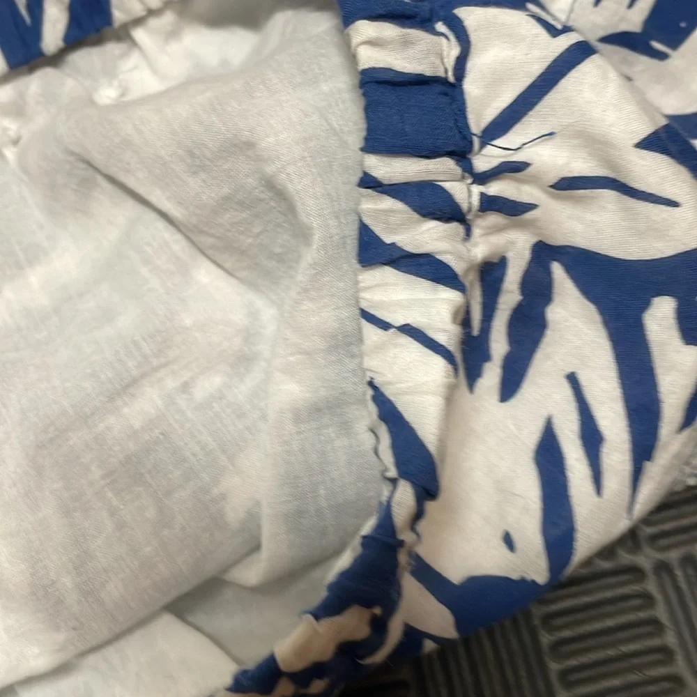 Aeropostale Navy blue and white leaf pattern skirt size medium